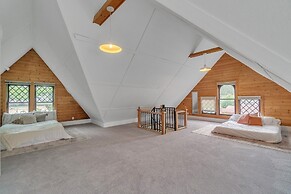 Orting Manor - Charming And Historic! 6 Bedroom Residence by Redawning