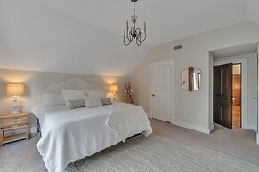 Orting Manor - Charming And Historic! 6 Bedroom Residence by Redawning