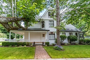 Orting Manor - Charming And Historic! 6 Bedroom Residence by Redawning