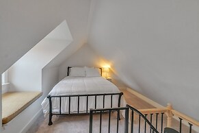 Orting Manor - Charming And Historic! 6 Bedroom Residence by Redawning