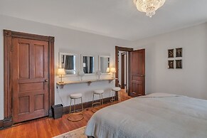 Orting Manor - Charming And Historic! 6 Bedroom Residence by Redawning