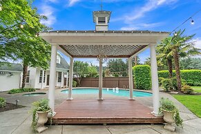 Orting Manor - Charming And Historic! 6 Bedroom Residence by Redawning