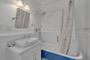 Orting Manor - Charming And Historic! 6 Bedroom Residence by Redawning