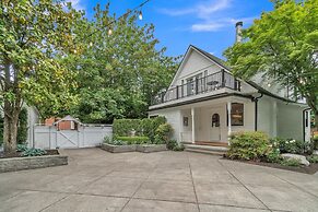 Orting Manor - Charming And Historic! 6 Bedroom Residence by Redawning