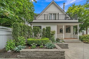 Orting Manor - Charming And Historic! 6 Bedroom Residence by Redawning