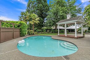 Orting Manor - Charming And Historic! 6 Bedroom Residence by Redawning