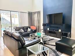 5 Bed Pool Home Multiple Bunks & Game Room! 5 Bedroom Villa by Redawni