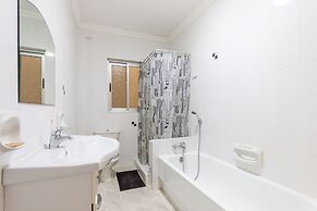 Pool and Sea, charming Merill Apart 4