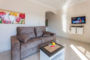 Pool and Sea, charming Merill Apart 4