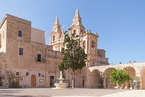 Pool and Sea, charming Merill Apart 3