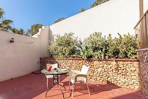 Pool and Sea, charming Merill Apart 3