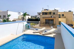 Pool and Sea, charming Merill Apart 2