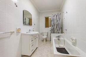 Pool and Sea, charming Merill Apart 2