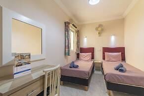 Pool and Sea, charming Merill Apart 2