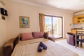 Pool and Sea, charming Merill Apart 2