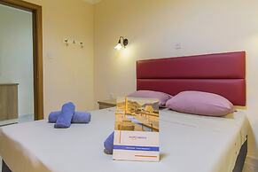 Pool and Sea, charming Merill Apart 2