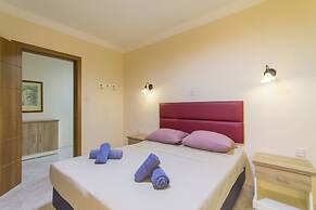 Pool and Sea, charming Merill Apart 2