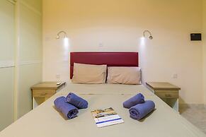 Pool and Sea, charming Merill Apart 5