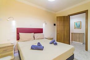 Pool and Sea, charming Merill Apart 5