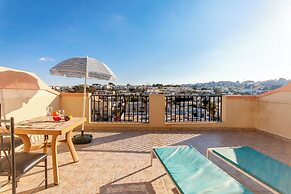 Pool and Sea, Penthouse Merill Apart 6