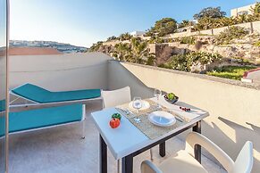 Pool and Sea, Penthouse Merill Apart 7