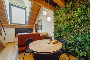Elegant Downtown Apartment by Vacationy