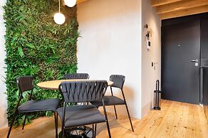 Elegant Downtown Apartment by Vacationy