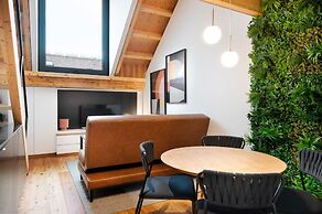 Elegant Downtown Apartment by Vacationy