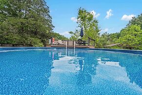 The Cozy Cottage Getaway - Private Pool & Hot Tub