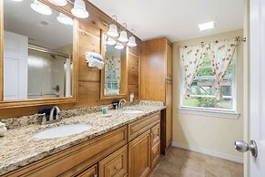 The Cozy Cottage Getaway - Private Pool & Hot Tub