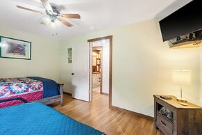 The Cozy Cottage Getaway - Private Pool & Hot Tub