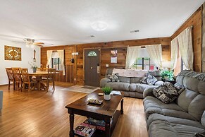 The Cozy Cottage Getaway - Private Pool & Hot Tub