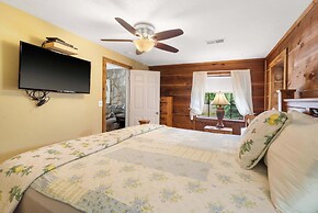 The Cozy Cottage Getaway - Private Pool & Hot Tub