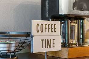 Pool View Oasis - Community Amenities