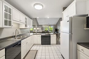 Pool View Oasis - Community Amenities