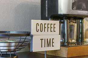 Pool View Oasis - Community Amenities