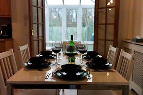 Captivating 4-bed House in Milton Keynes