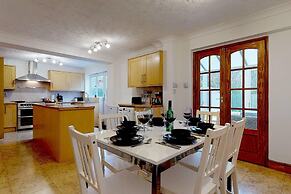 Captivating 4-bed House in Milton Keynes