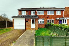 Captivating 4-bed House in Milton Keynes