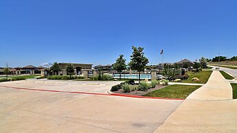 Long-term Stays Family-friendly Communal Pool!