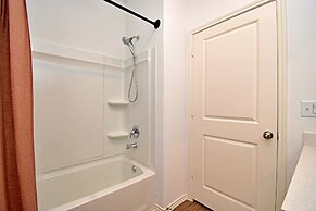 Long-term Stays Family-friendly Communal Pool!