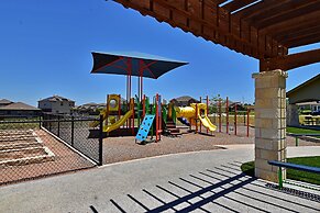 Long-term Stays Family-friendly Communal Pool!