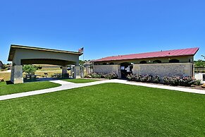 Long-term Stays Family-friendly Communal Pool!