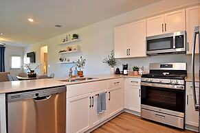 Long-term Stays Family-friendly Communal Pool!