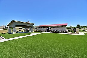 Long-term Stays Family-friendly Communal Pool!