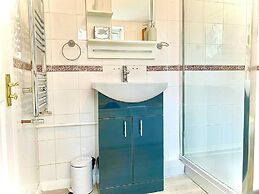 Stunning 3-bed House in Bedford, Quiet Location
