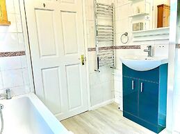 Stunning 3-bed House in Bedford, Quiet Location