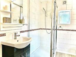 Stunning 3-bed House in Bedford, Quiet Location