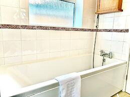 Stunning 3-bed House in Bedford, Quiet Location