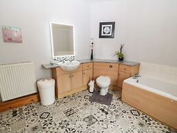 Dinas Farmhouse Annex